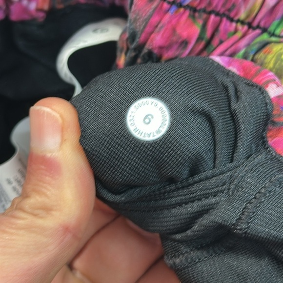 Lululemon Hotty Hot Low Rise Short 2.5" Hyper Flow Pink Multi / Black - Picture 4 of 6
